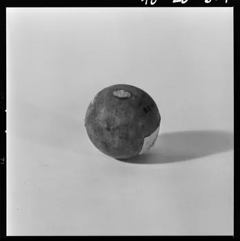 Trouche photographie Cochonnet en buis pour "boules lyonnaises" provenant d'Aiguines (Var). Daté 1946 France 1970/2/27 Ph.1970.20.319  Photo