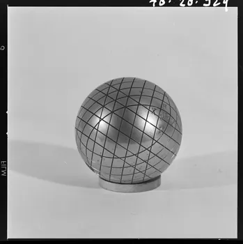 Trouche photographie Boule de pétanque en acier inoxydable provenant de Paris. Daté de 1957 France 1970/2/27 Ph.1970.20.329  Photo