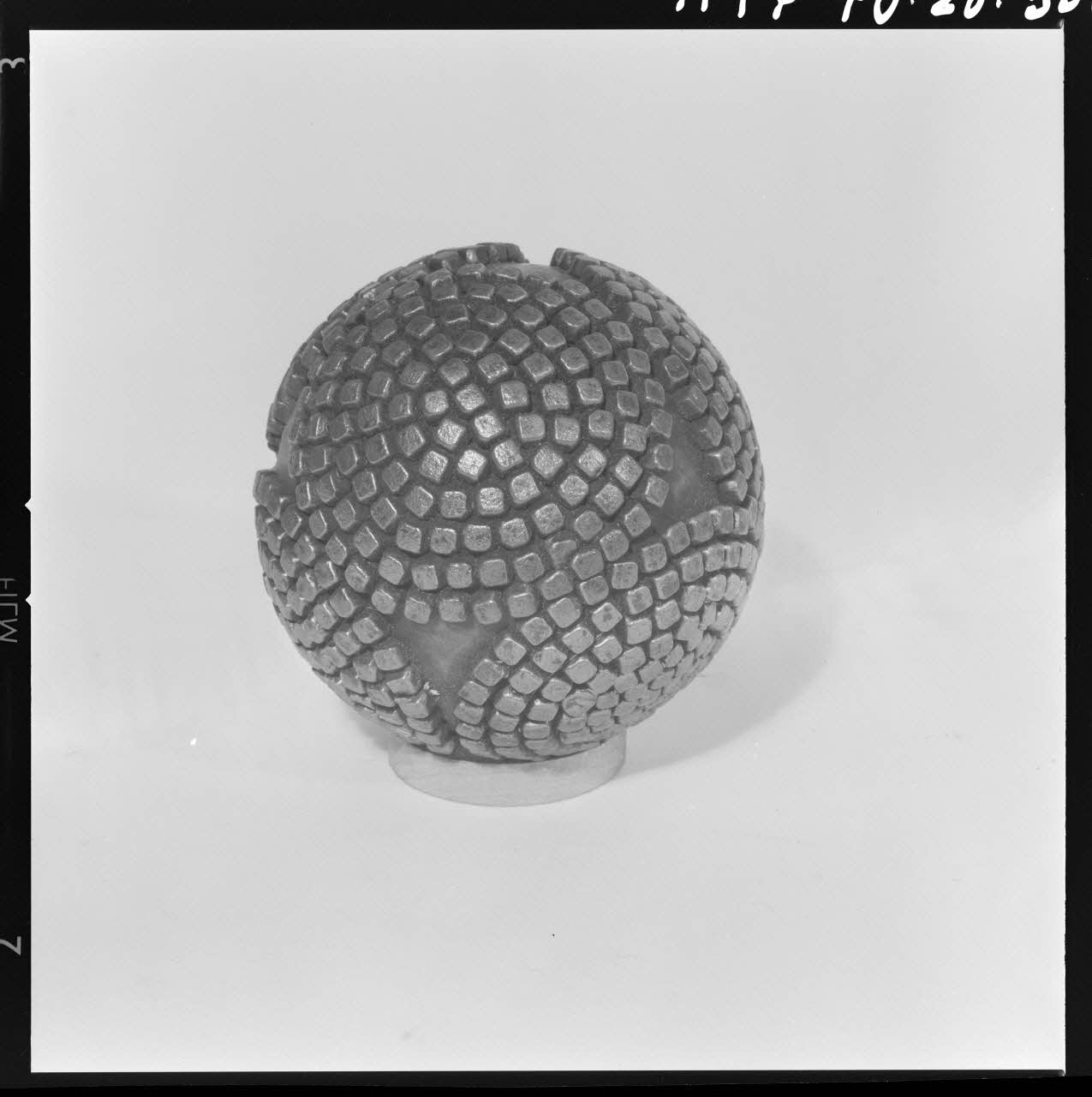 Trouche photographie Boule en cours de fabrication à partir d'une racine de buis : cloutage. Provient d'Aiguines (Var). Daté de 1946 France 1970/2/27 Ph.1970.20.336  Photo