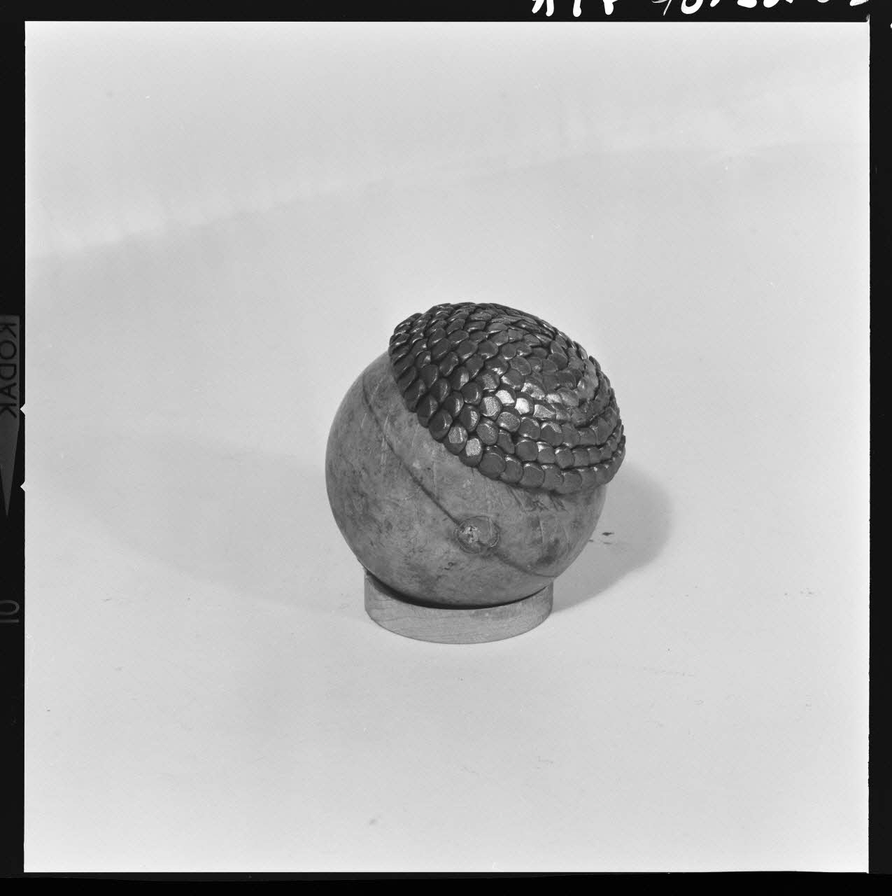 Trouche photographie Boule en cours de fabrication à partir d'une racine de buis : cloutage. Provient d'Aiguines (Var). Daté de 1946 France 1970/2/27 Ph.1970.20.339  Photo