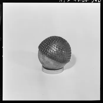 Trouche photographie Boule en cours de fabrication à partir d'une racine de buis : cloutage. Provient d'Aiguines (Var). Daté de 1946 France 1970/2/27 Ph.1970.20.340  Photo