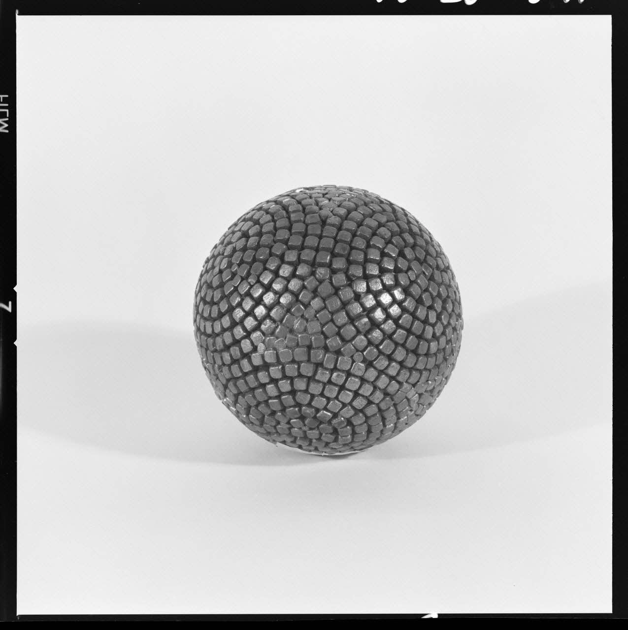 Trouche photographie Boule cloutée en cercles. Provient d'Aiguines (Var). Daté de 1946 France 1970/2/27 Ph.1970.20.341  Photo