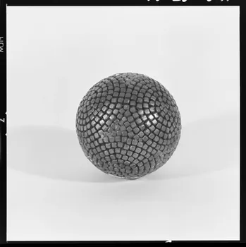 Trouche photographie Boule cloutée en cercles. Provient d'Aiguines (Var). Daté de 1946 France 1970/2/27 Ph.1970.20.341  Photo