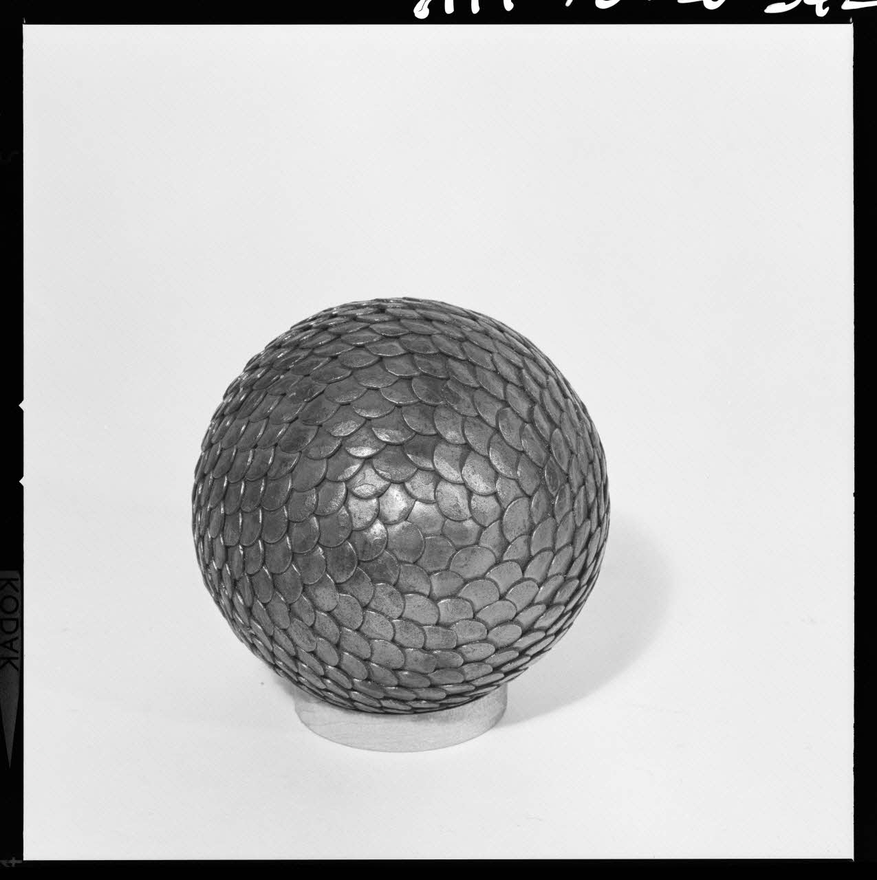 Trouche photographie Boule cloutée avec fers ronds se chevauchant. Provient d'Aiguines (Var). Daté de 1946 France 1970/2/27 Ph.1970.20.342  Photo