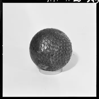Trouche photographie Boule cloutée avec fers ronds se chevauchant. Provient d'Aiguines (Var). Daté de 1946 France 1970/2/27 Ph.1970.20.343  Photo