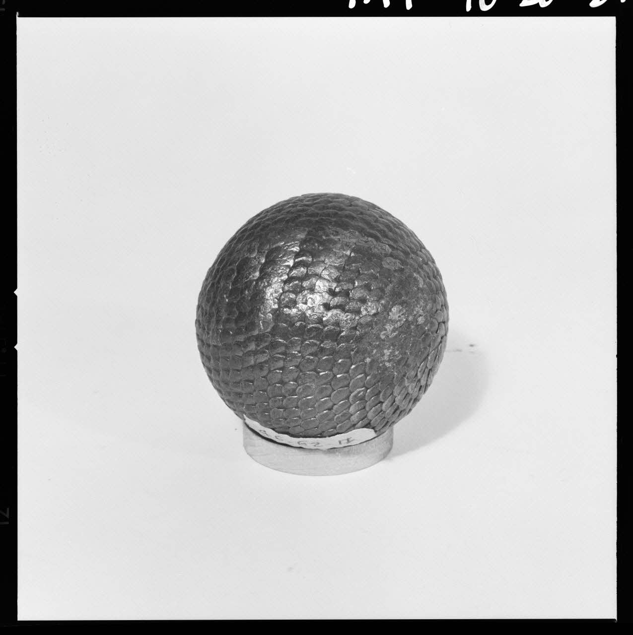 Trouche photographie Boule cloutée de fers à tête plate. Provient d'Aiguines (Var). Daté de 1946 France 1970/2/27 Ph.1970.20.344  Photo