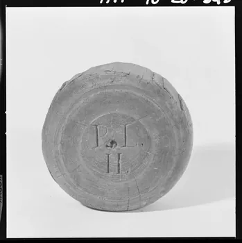 Trouche photographie "Boule plate". Boule cylindrique en orme provenant du Nord. Daté de la fin du 19è siècle France 1970/2/27 Ph.1970.20.345  Photo