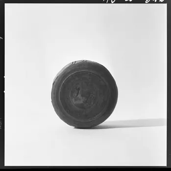 Trouche photographie "Boule plate". Boule cylindrique en orme provenant du Nord. Daté de la fin du 19è siècle France 1970/2/27 Ph.1970.20.346  Photo