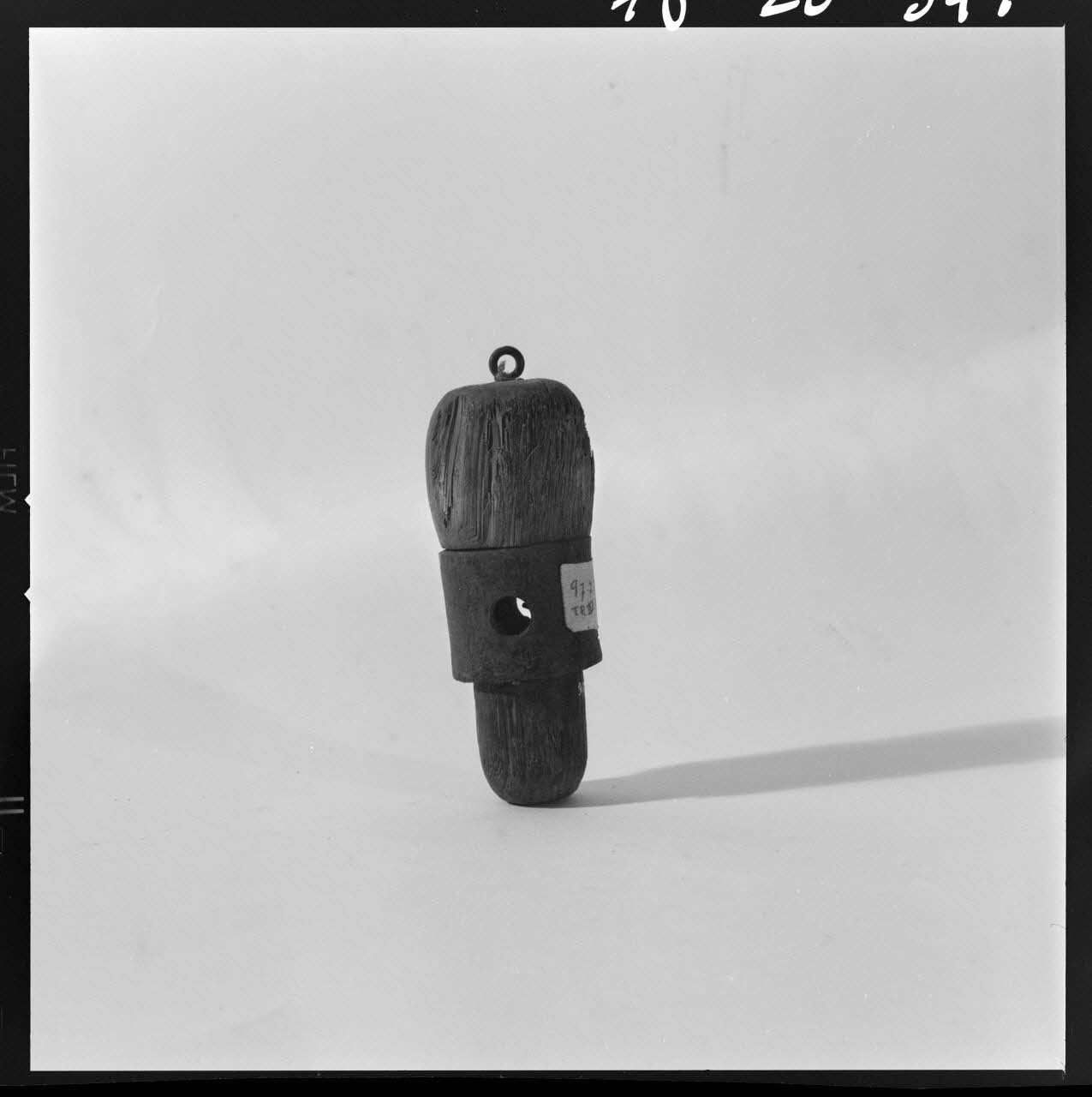 Trouche photographie "Oiseau". But de jeu de boule en bois et fer. Provient du Nord. Daté de la fin du 19è siècle France 1970/2/27 Ph.1970.20.347  Photo
