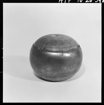 Trouche photographie Boule de fort méplate en bois et cercle fer. Provient d'Anjou. Daté du début du 20è siècle France 1970/2/27 Ph.1970.20.348  Photo