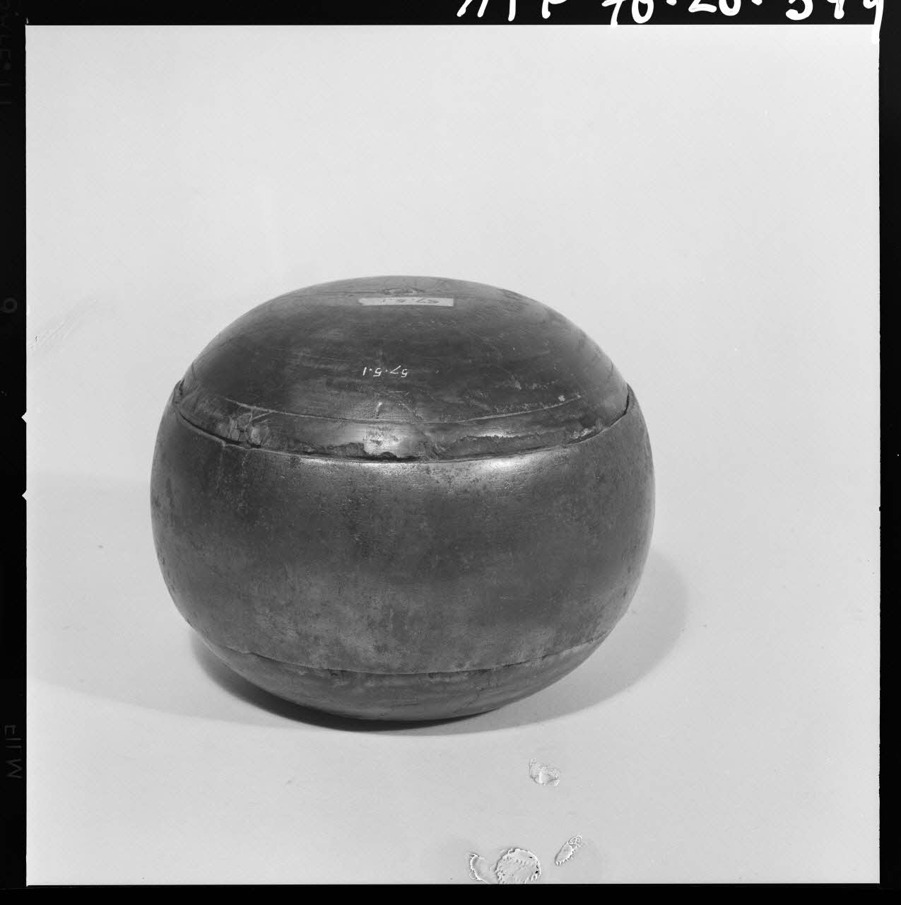 Trouche photographie Boule de fort méplate en bois et cercle fer. Provient d'Anjou. Daté du début du 20è siècle France 1970/2/27 Ph.1970.20.349  Photo