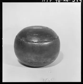 Trouche photographie Boule de fort méplate en bois et cercle fer. Provient d'Anjou. Daté du début du 20è siècle France 1970/2/27 Ph.1970.20.349  Photo