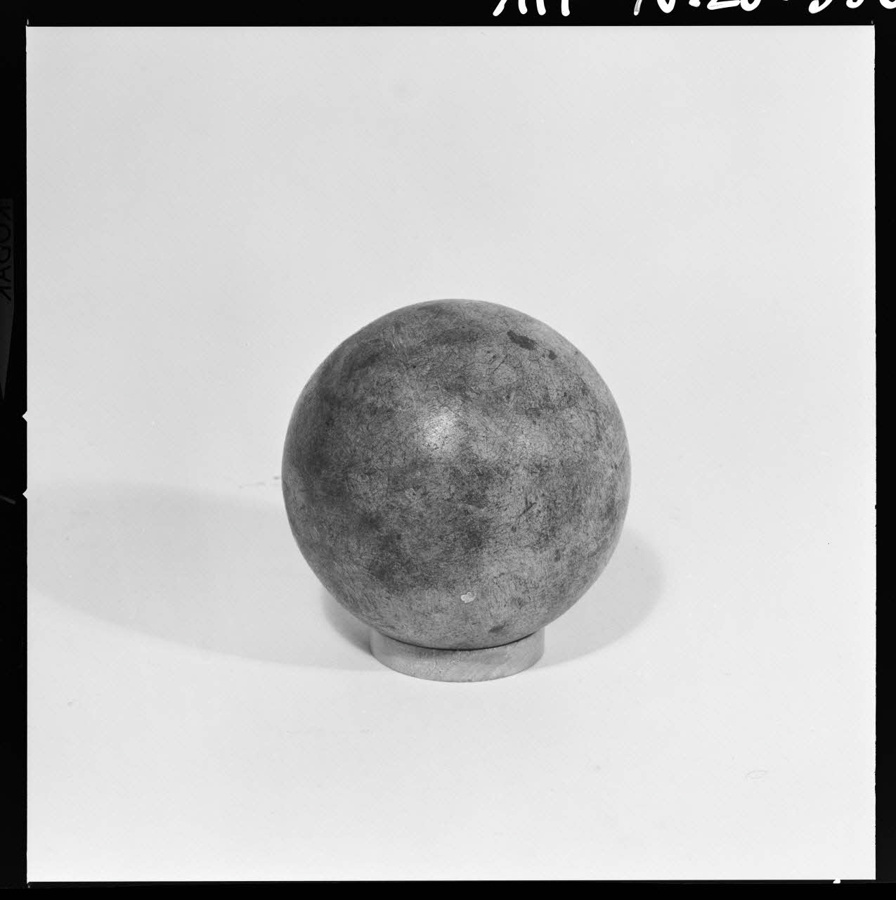 Trouche photographie Boule dite "de maître" pour le jeu de la boule de fort. Provient d'Anjou. Daté du début du 20è siècle France 1970/2/27 Ph.1970.20.350  Photo