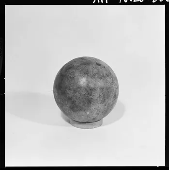 Trouche photographie Boule dite "de maître" pour le jeu de la boule de fort. Provient d'Anjou. Daté du début du 20è siècle France 1970/2/27 Ph.1970.20.350  Photo
