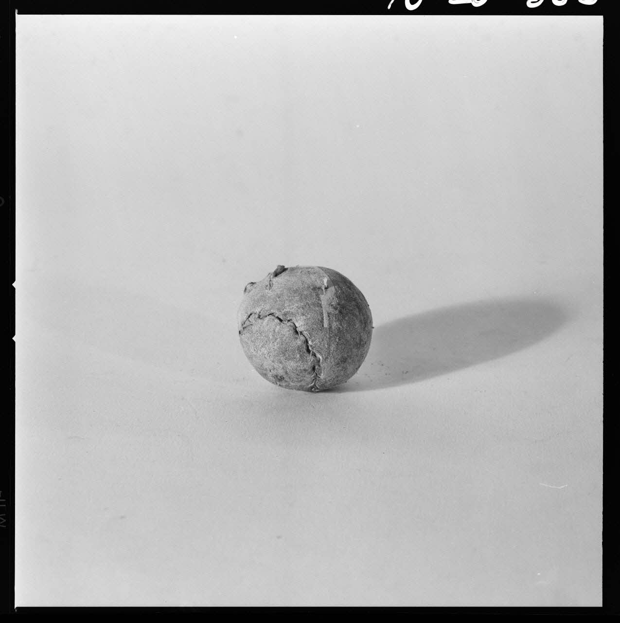 Beck photographie Balle pour balle au tamis en étoffe et cuir blanc. Provient d'Ile-de-France. Daté du milieu du 20è siècle France 1970/3/5 Ph.1970.20.383  Photo