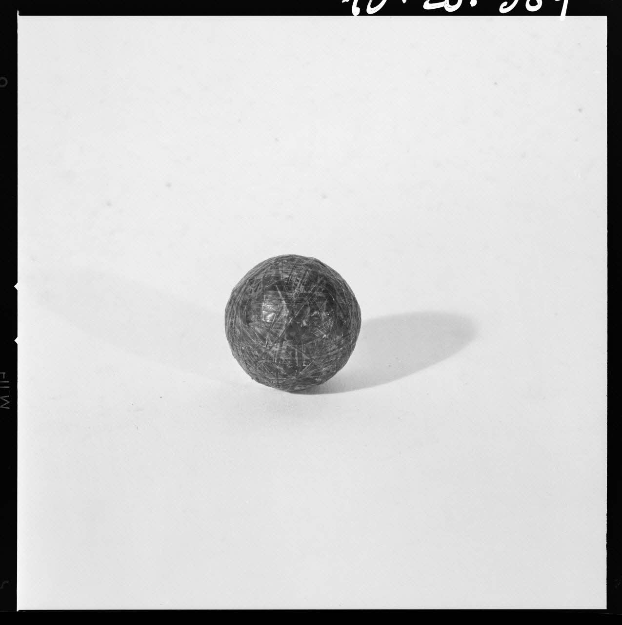 Beck photographie Noyau de pelote en fil de caoutchouc pour le jeu de la pelote basque. Provient des Pyrénées-Orientales. Daté de 1957 France 1970/3/5 Ph.1970.20.389  Photo