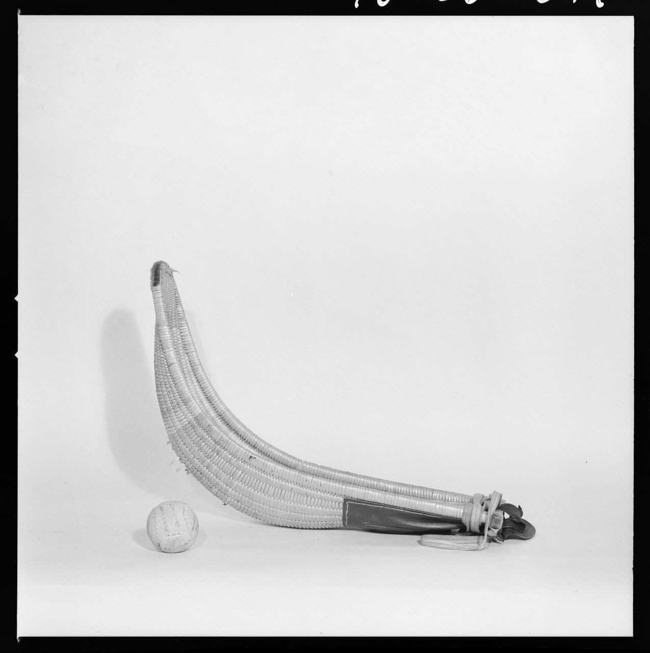 Beck photographie Chistera et pelote en bois, osier, cuir et fil de caoutchouc. Provient du Pays Basque. Daté de 1957 France 1970/3/5 Ph.1970.20.394  Photo