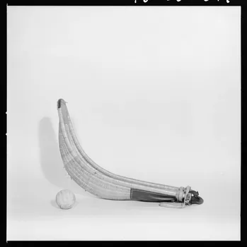 Beck photographie Chistera et pelote en bois, osier, cuir et fil de caoutchouc. Provient du Pays Basque. Daté de 1957 France 1970/3/5 Ph.1970.20.394  Photo