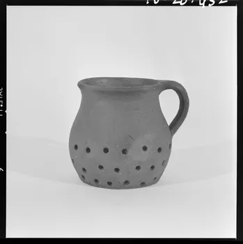 Beck photographie Pot à rôtir les châtaignes en terre. Provient de Bazaiges (Indre) France 1970/3/12 Ph.1970.20.452  Photo