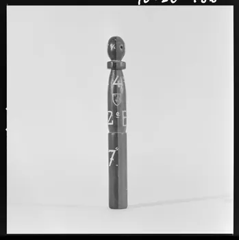 Beck photographie Quille militaire en bois provenant d'Alger. Daté de 1957 Algérie 1970/3/13 Ph.1970.20.486  Photo