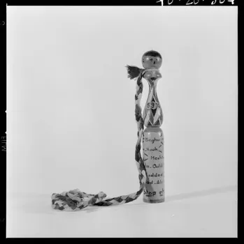 Beck photographie Quille militaire individuelle en bois provenant d'Alger Algérie 1970/3/19 Ph.1970.20.504  Photo