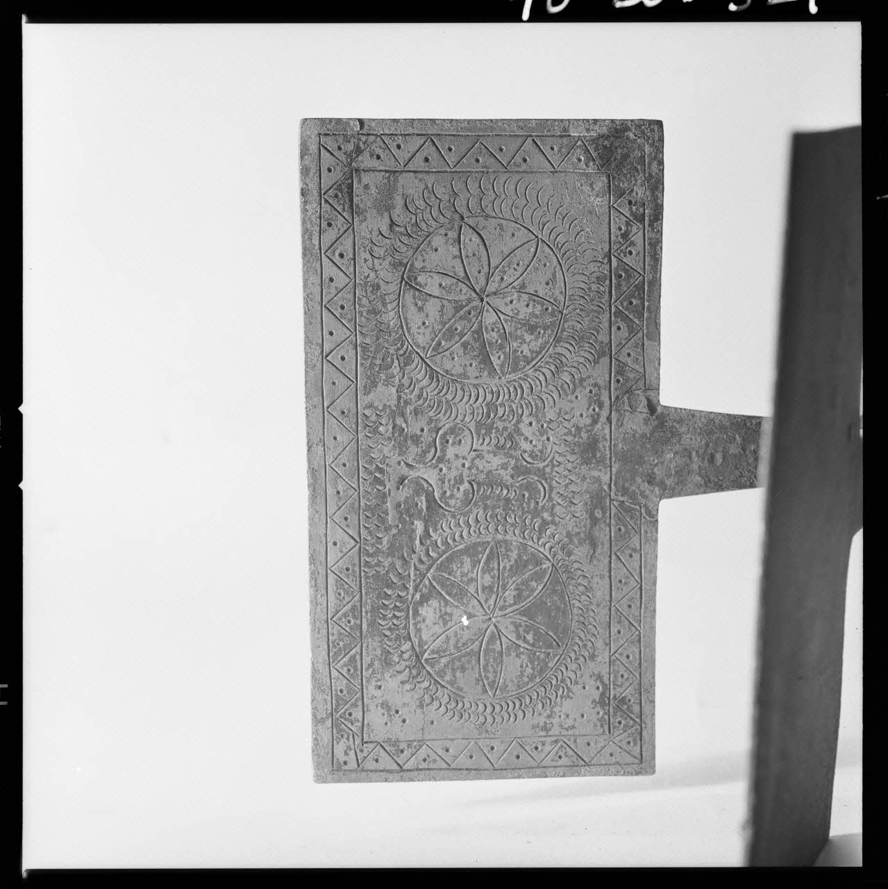 Beck photographie Moule à gaufres en fer forgé (détail) France 1970/3/19 Ph.1970.20.524  Photo