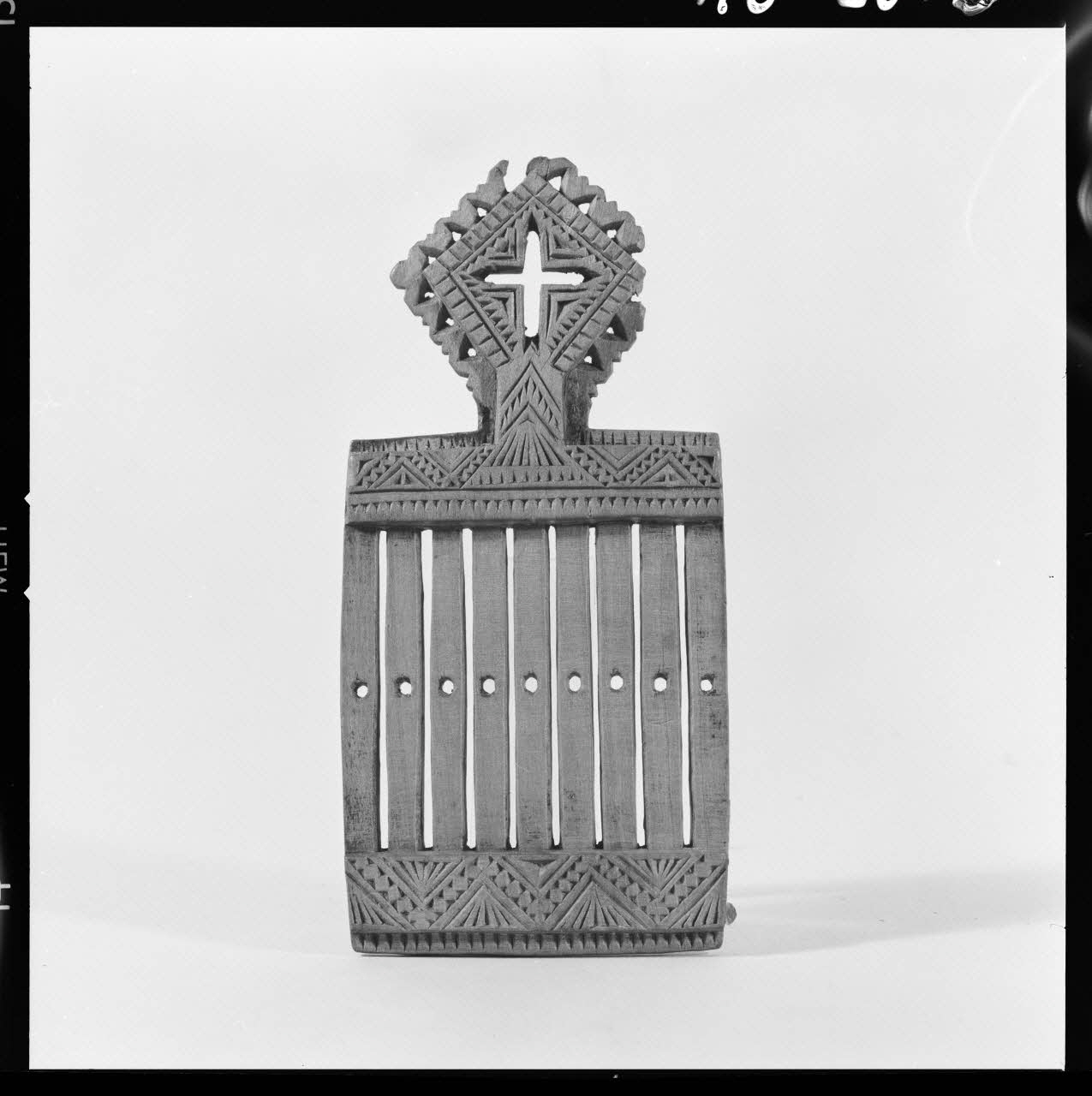 Beck photographie Passette à rubans en bois ç décor géométrique provenant du Puy-de-Dôme. Daté de la fin du 18è siècle ou du début du 19è siècle France 1970/3/19 Ph.1970.20.543  Photo