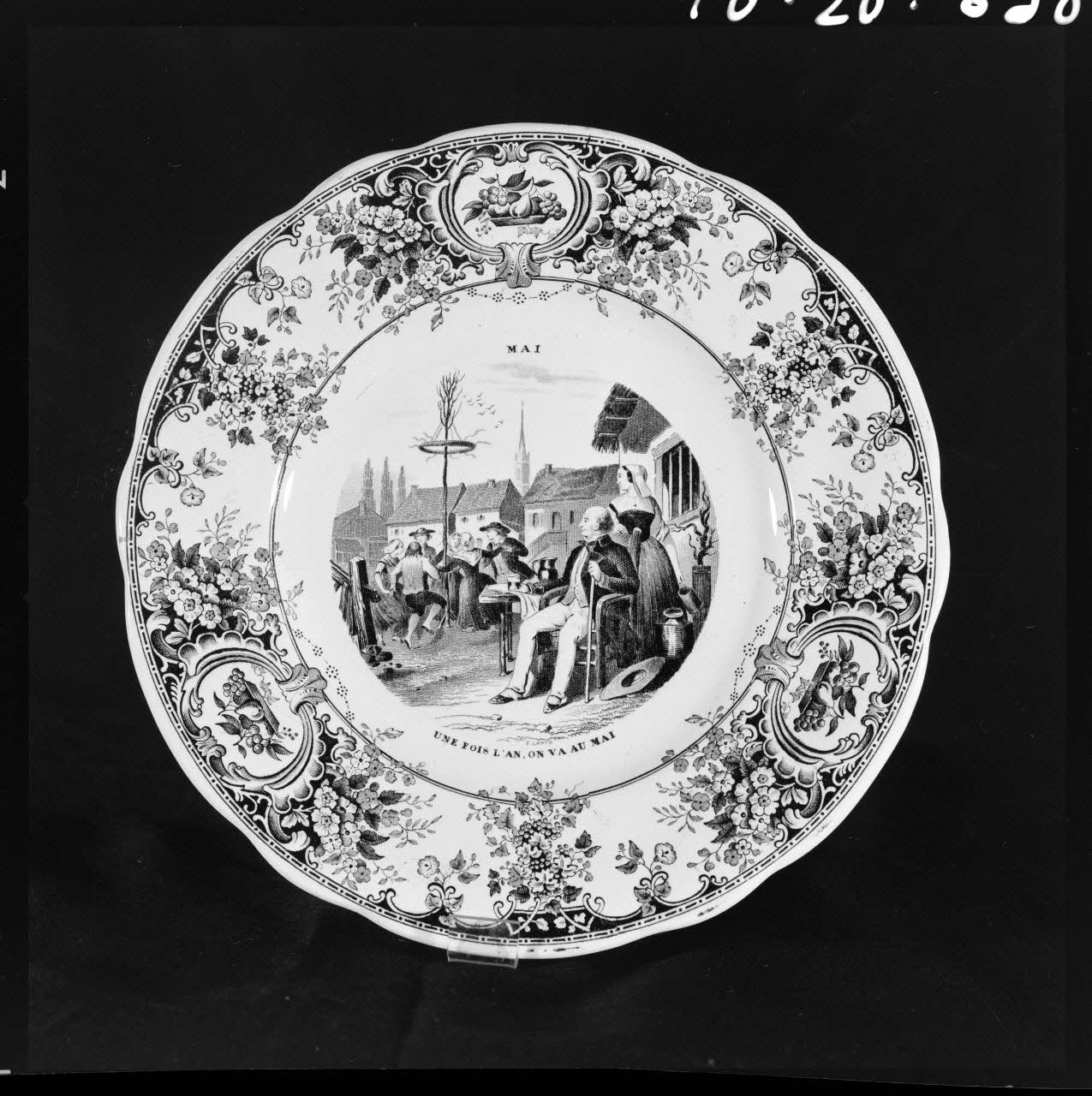 Beck photographie "Une fois l'an, on va au Mai". Assiette France 1970/3/26 Ph.1970.20.638  Photo