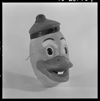 Beck photographie Masque de carnaval en carton représentant Donald avec un bonnet de marin France 1970/4/2 Ph.1970.20.704  Photo