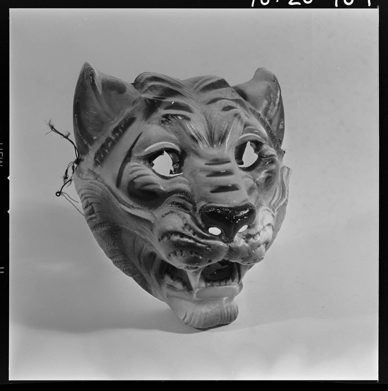 Beck photographie Masque de carnaval en plastique. Représente un lion ? France 1970/4/2 Ph.1970.20.707  Photo