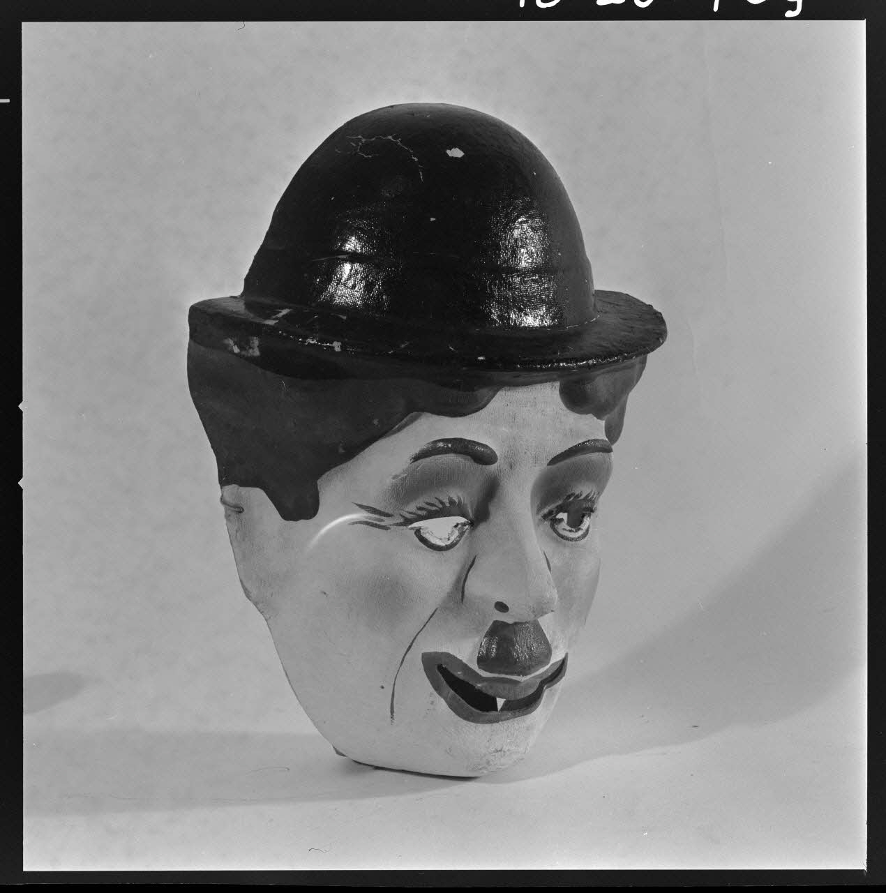Beck photographie Masque de carnaval en carton représentant un "Charlot" France 1970/4/2 Ph.1970.20.709  Photo