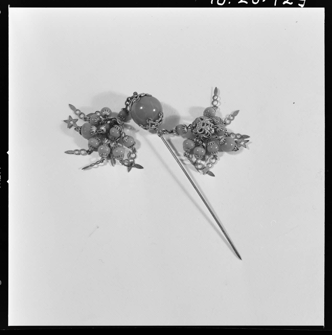 Beck photographie Epingle de pardon en perles bleues e métal argenté. Provient de Mur de Bretagne (Côtes-d'Armor) France 1970/4/2 Ph.1970.20.729  Photo