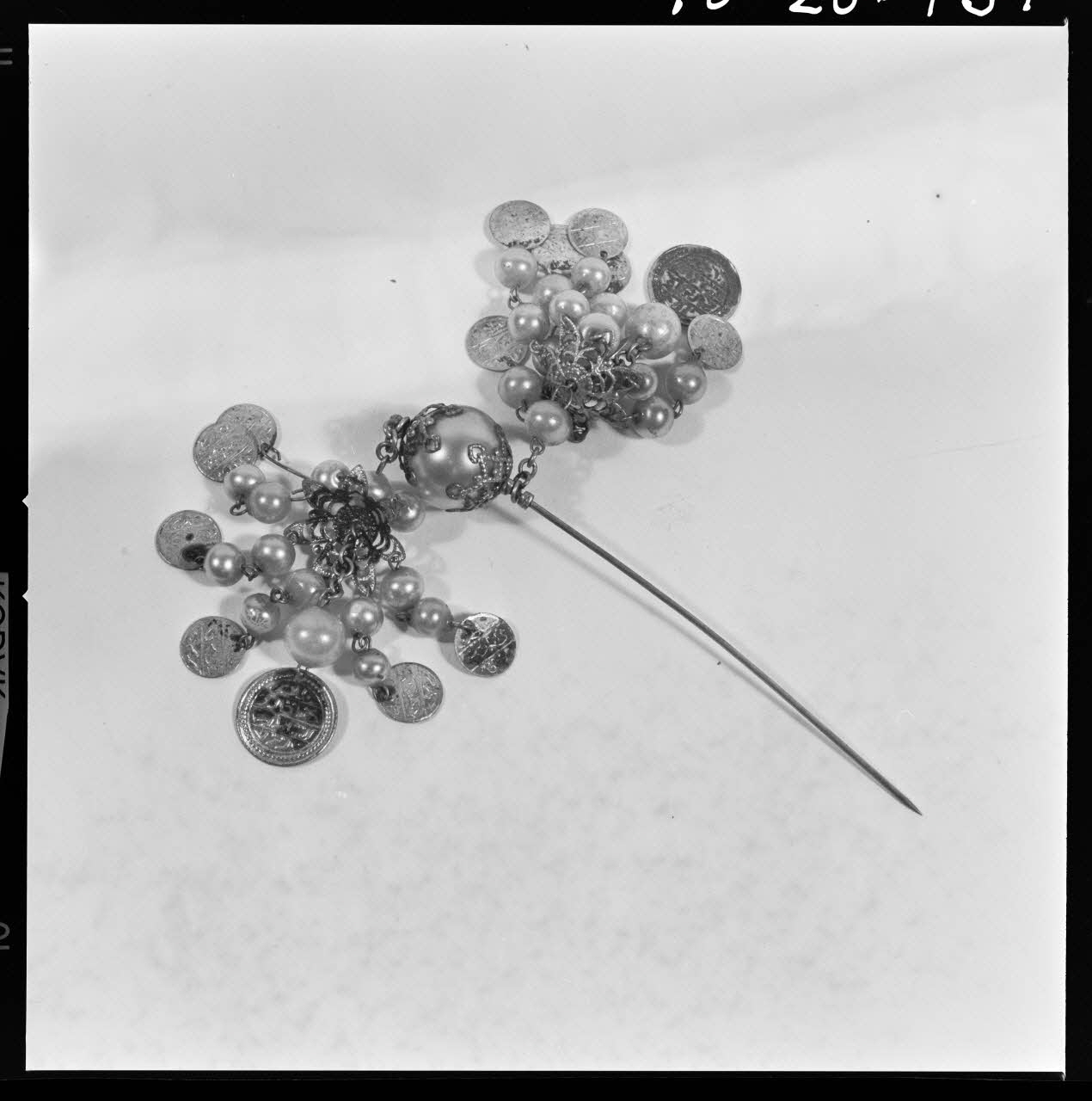 Beck photographie Epingle de pardon en perles bleues e métal argenté. Provient de Mur de Bretagne (Côtes-d'Armor) France 1970/4/2 Ph.1970.20.731  Photo