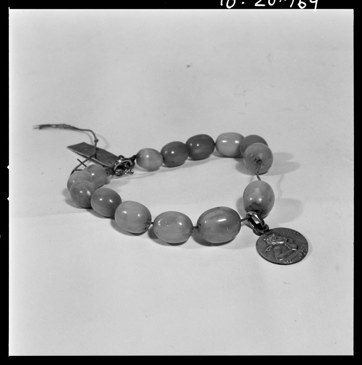 Beck photographie Collier de dentition en ambre provenant de Dordogne. Daté vers 1920 France 1970/4/3 Ph.1970.20.769  Photo