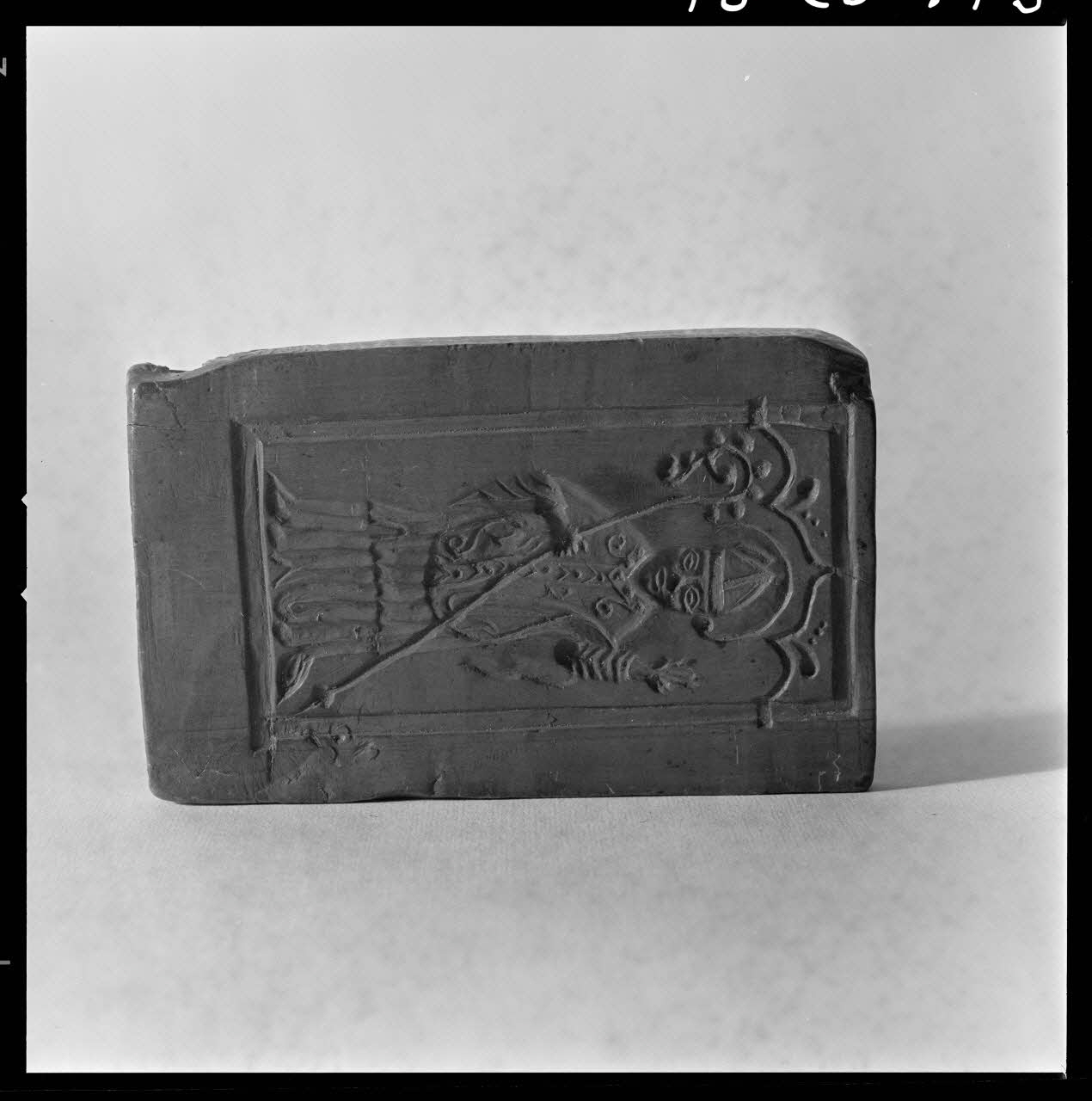 Beck photographie Amulette de pèlerinage en bois. Dédié à saint Mathieu. Provient de Bretagne (recto) France 1970/4/3 Ph.1970.20.773  Photo