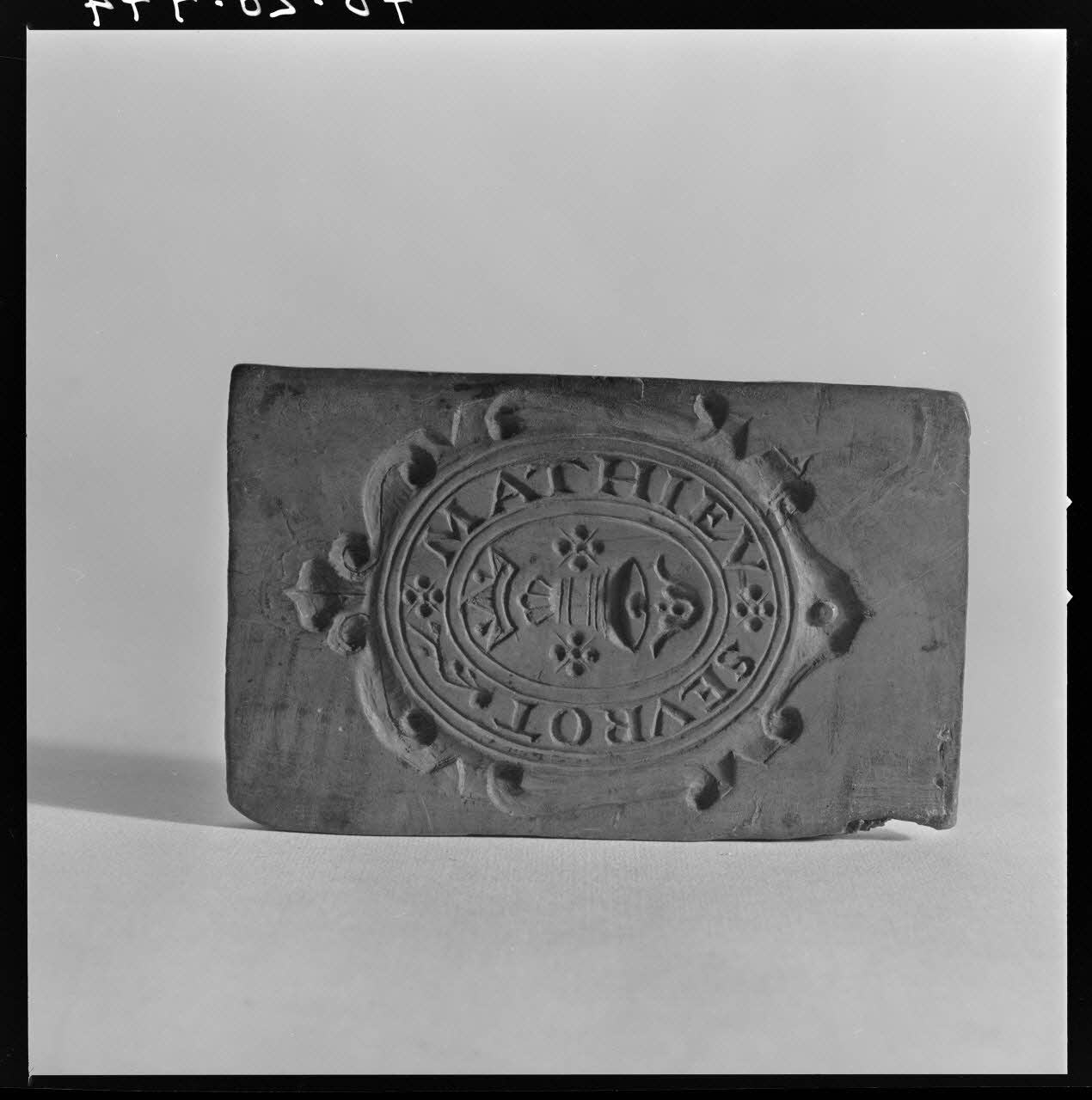 Beck photographie Amulette de pèlerinage en bois. Dédié à saint Mathieu. Inscrit "Mathieu Sevrot". Provient de Bretagne (verso) France 1970/4/3 Ph.1970.20.774  Photo