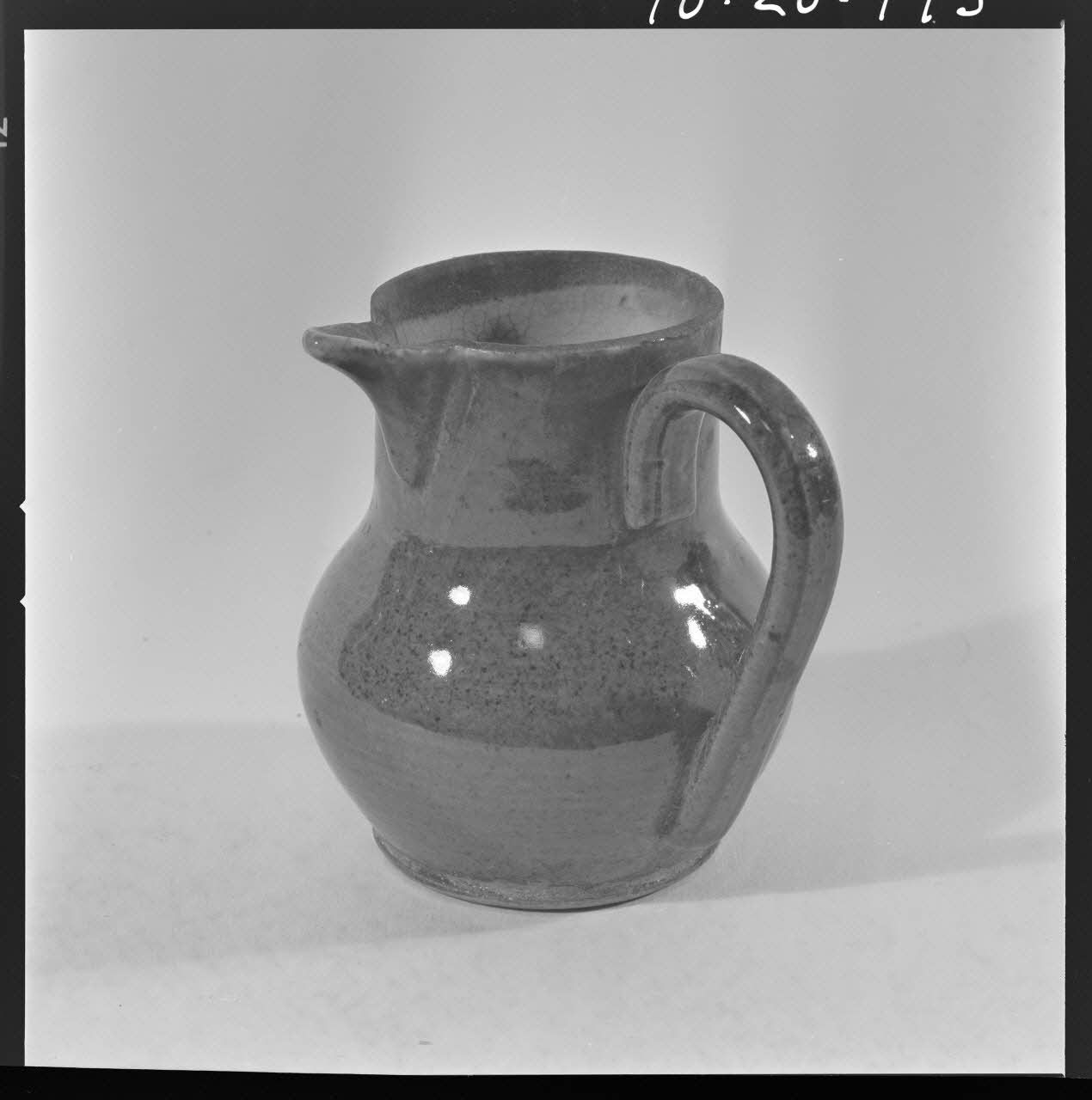 Beck photographie Pot à tisane en terre vernissée et anse latérale France 1970/4/3 Ph.1970.20.795  Photo