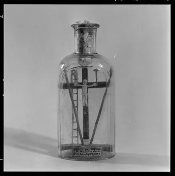 Beck photographie Bouteille avec un calvaire provenant de Jallais (Maine-et-Loire). Daté de la fin du 19è siècle France 1970/4/3 Ph.1970.20.809  Photo
