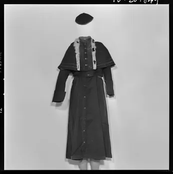 Melle Beck photographie Veste d'enfant de chœur, de couleur noire. Provenant de Normandie France 1970/4/9 Ph.1970.20.849  Photo