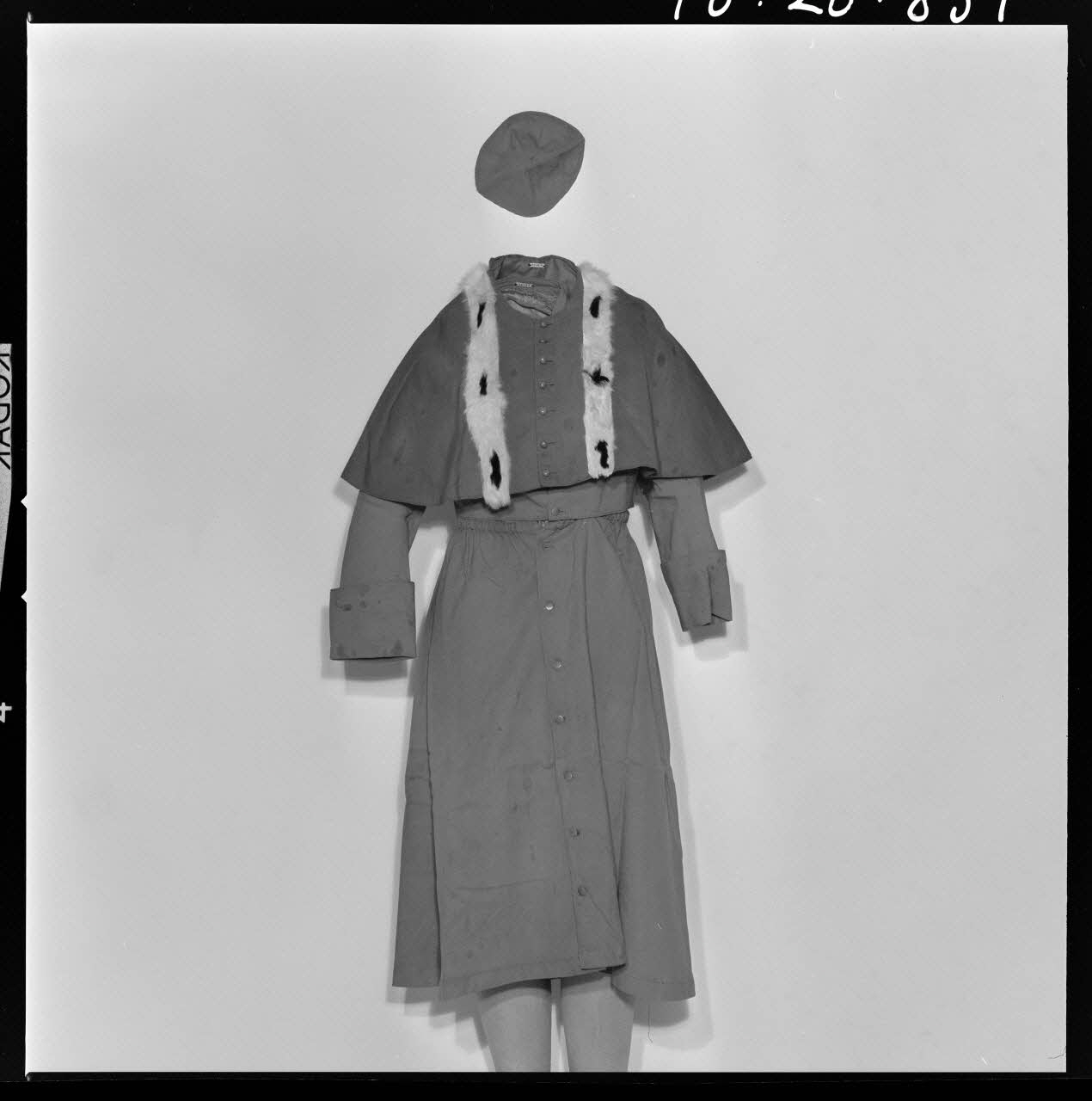 Melle Beck photographie Costume d'enfant de chœur, de couleur rouge. Provenant de Normandie France 1970/4/9 Ph.1970.20.851  Photo