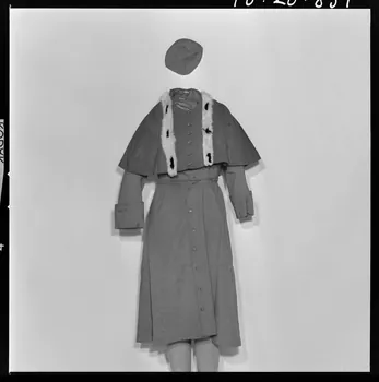 Melle Beck photographie Costume d'enfant de chœur, de couleur rouge. Provenant de Normandie France 1970/4/9 Ph.1970.20.851  Photo