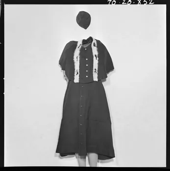 Melle Beck photographie Costume d'enfant de chœur, de couleur bleue. Provenant de Normandie France 1970/4/9 Ph.1970.20.852  Photo