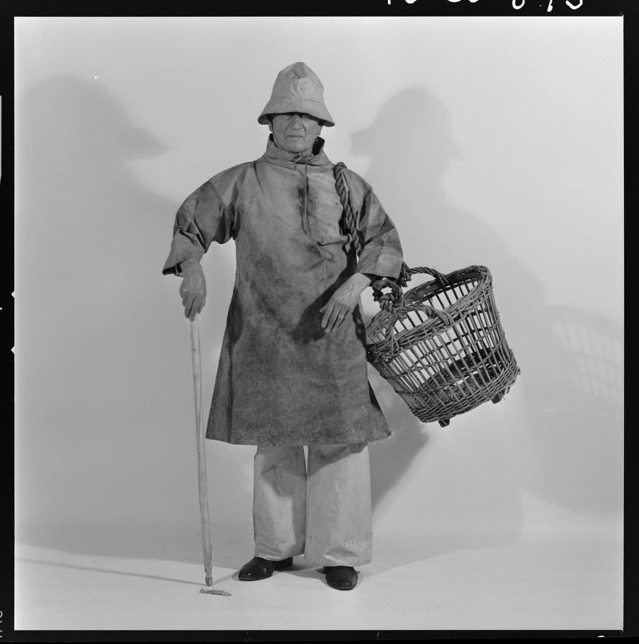 Melle Beck photographie Costume de carnaval : pantalon de pêcheur et ciré jaune. Dantant de 1967. Provenant d'Equihen, dans le Pas-de-Calais France 1970/4/23 Ph.1970.20.893  Photo