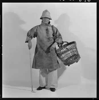 Melle Beck photographie Costume de carnaval : pantalon de pêcheur et ciré jaune. Dantant de 1967. Provenant d'Equihen, dans le Pas-de-Calais France 1970/4/23 Ph.1970.20.893  Photo