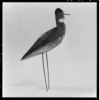 Melle Beck photographie Appeau à vanneaux : oiseau en bois. Provenant des Landes France 1970/4/23 Ph.1970.20.914  Photo