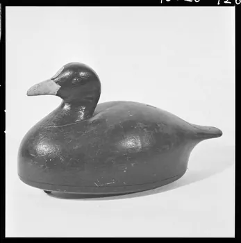 Melle Beck photographie Appeau à judettes ou maquereuses, en bois France 1970/4/23 Ph.1970.20.926  Photo