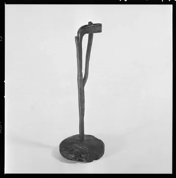 Melle Beck photographie Chandelier en fer forgé et bois. Datant du 19è siècle et provenant de Jallais, en Maine-et-Loire France 1970/4/23 Ph.1970.20.943  Photo