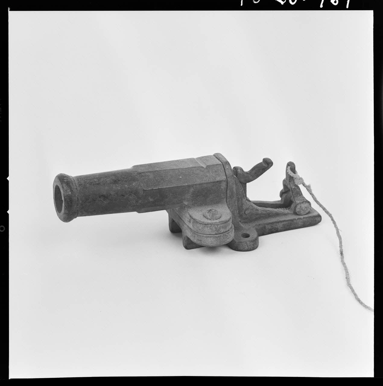 Melle Beck photographie Piège-canon en fonte France 1970/4/30 Ph.1970.20.969  Photo