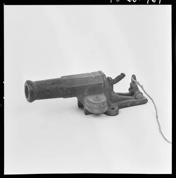 Melle Beck photographie Piège-canon en fonte France 1970/4/30 Ph.1970.20.969  Photo
