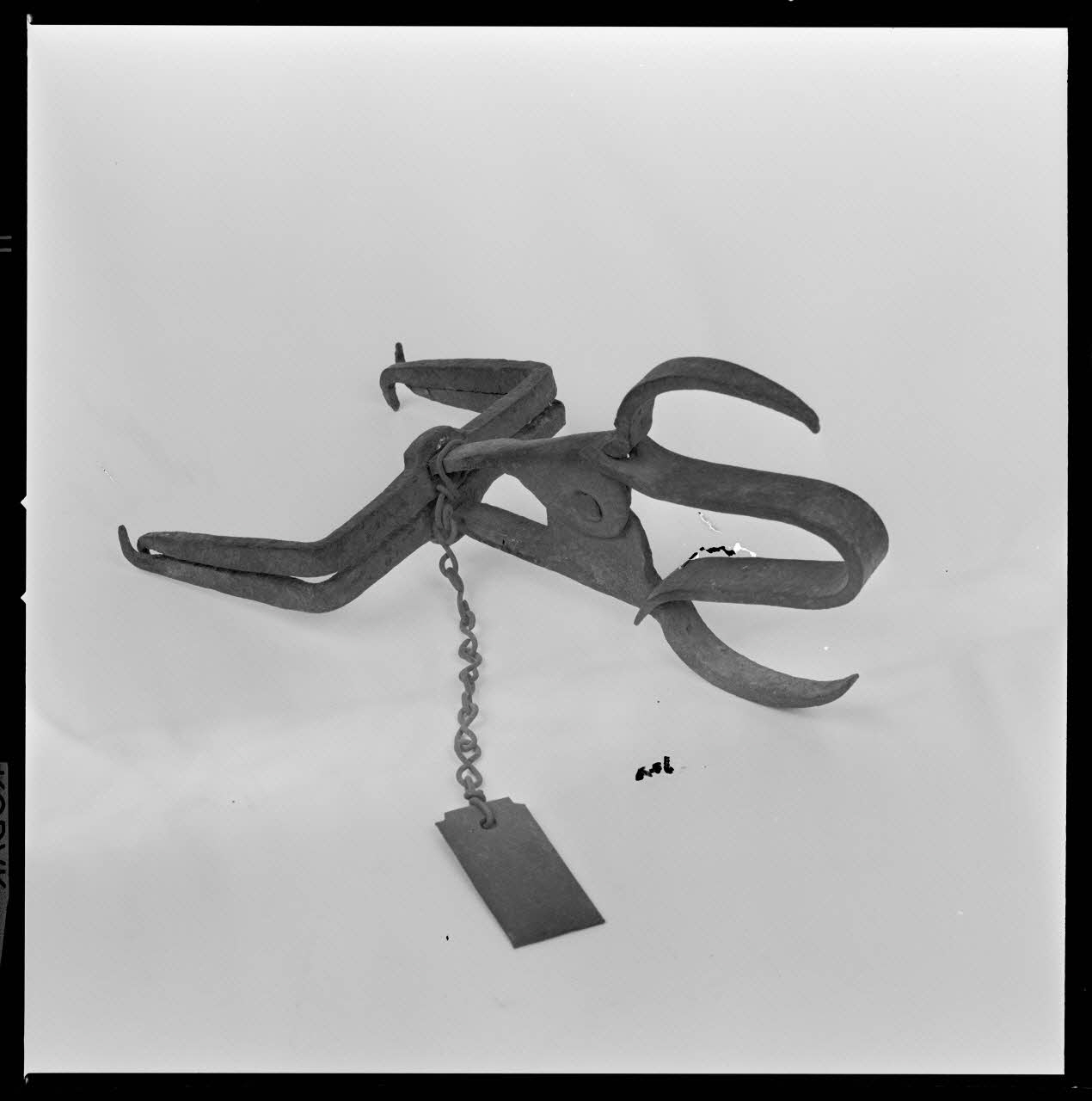 Melle Beck photographie Piège à taupes. Avec plaquette en métal basculante France 1970/4/30 Ph.1970.20.970  Photo